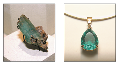 (izquierda) La “ Emperatriz Carolina.&quot; Es una piedra verde rugosa con tierra en los bordes. Son 858 quilates. (derecha) La “Reina de Carolina.” It is a green, tear-dropped cut pendant on a gold chain.  It is18.88-carat.