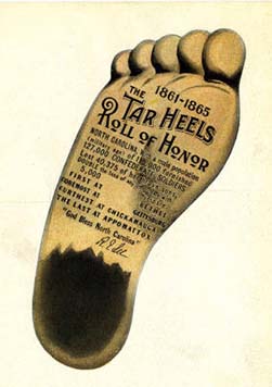 Lee &quot;1861-1865 The Tar Heels Roll of Honor. Carolina del Norte, con una población masculina (edad militar) de 115.000 personas, proporcionó 127.000 SOLDADOS CONFEDERADOS. Perdió 40.375 de sus valientes hijos, el DOBLE de la pérdida de cualquier otro estado con 5.000 de sobra. PRIMERO EN BETHEL, PRINCIPAL EN GETTYSBURG, MÁS LEJOS EN CHICKAMAUGA, ÚLTIMO EN APPOMATTOX. 'Dios bendiga a Carolina del Norte'&quot;. Debajo está el brindis estatal: &quot;Aquí está la tierra del pino de hoja larga, la tierra de verano donde brilla el sol, donde los débiles se hacen fuertes y los fuertes se hacen grandes. Brindemos por Carolina del Norte, el buen estado de Old Tar Heel.&quot;