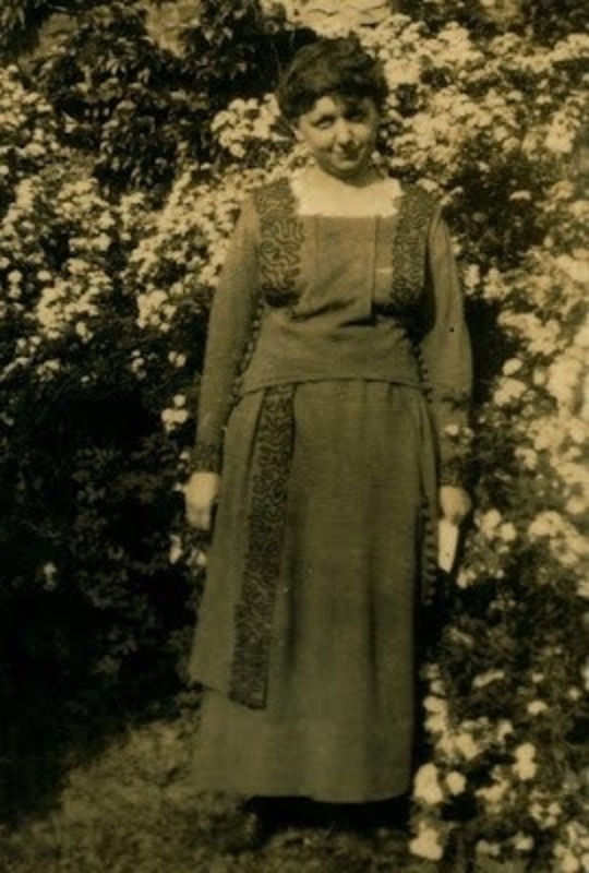 An article about educator Harriet Wiseman Elliot.